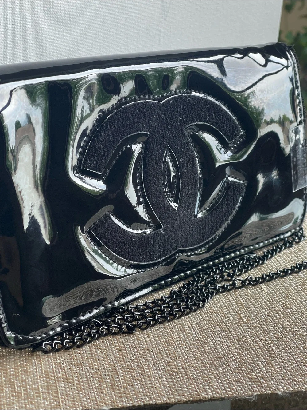 NEW CHANEL BEAUTE NOVELTY BAG BLACK FAUX PATENT LEATHER CLUTCH/WALLET ON CHAIN - Picture 4 of 17